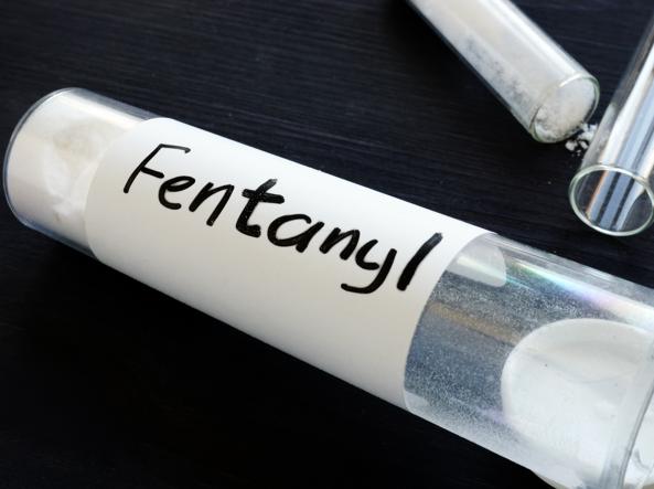 Fentanyl, la droga ora passa dai libri: al via il piano di prevenzione del governo 