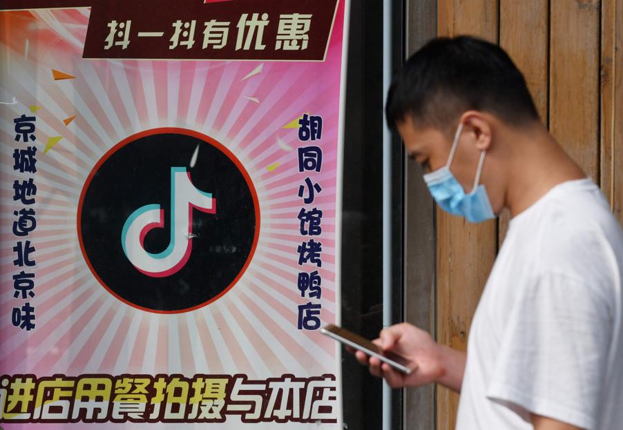TikTok potrebbe essere messo al bando in Europa, secondo Von Der Leyen: «Conosciamo la sua pericolosità»