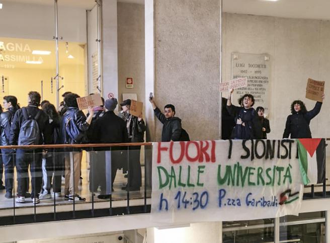 Lo striscione degli studenti pro Palestina venerdì contro il convegno con Maurizio Molinari all’Università Federico II di Napoli