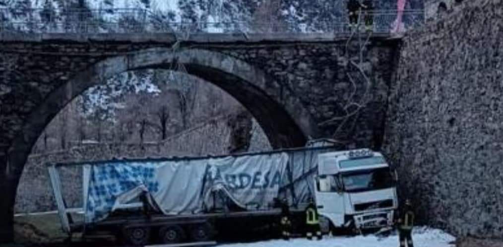 Cuneo, un tir cade dal ponte di Vinadio. Il camionista illeso: «Ho tenuto troppo la destra e sono precipitato»