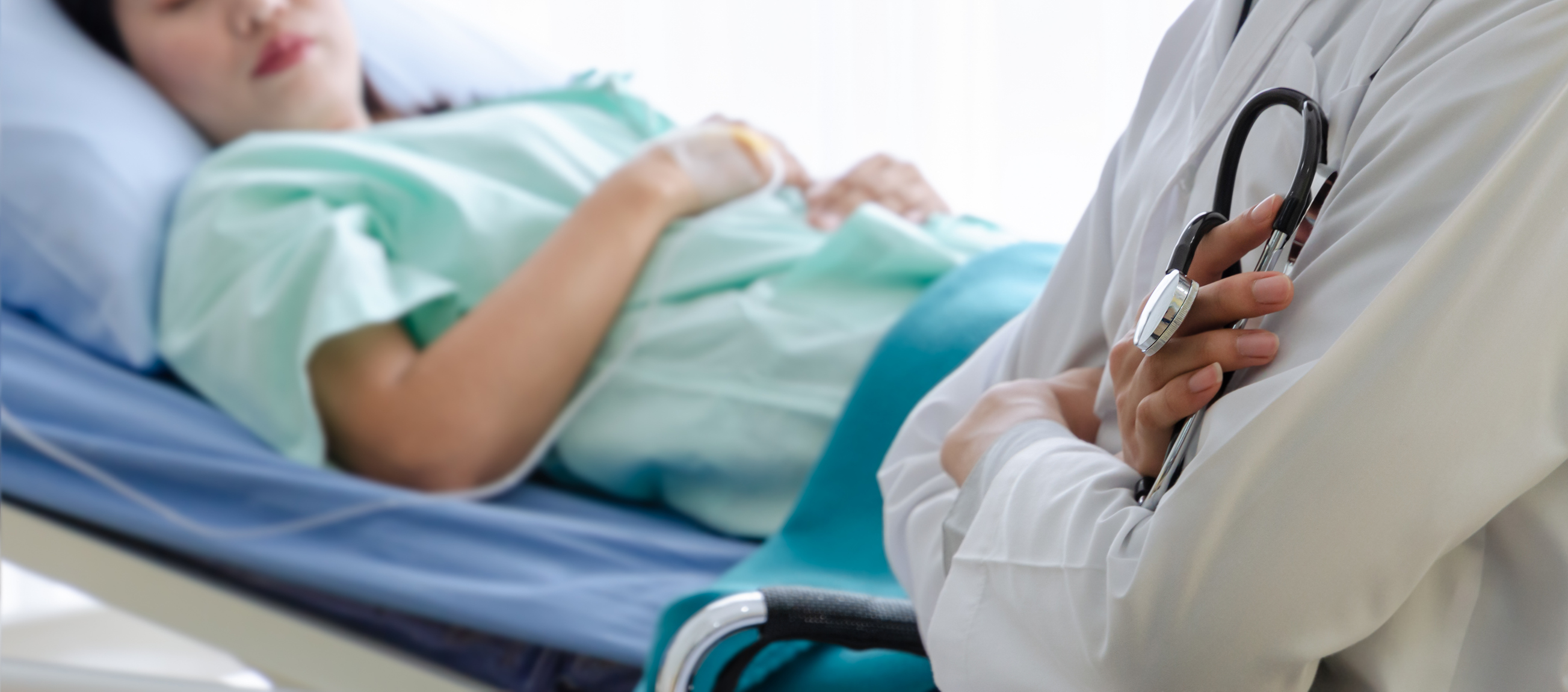 Torino, a 13 anni resta incinta del padre, l’uomo poi la violenta in ospedale. La mamma sapeva: è indagata