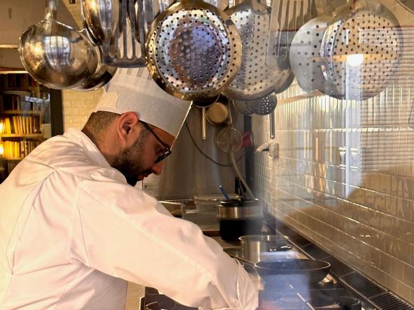 Simone Ianiro al lavoro nella cucina di «Ninù», a Roma (foto Livia Mucchi)