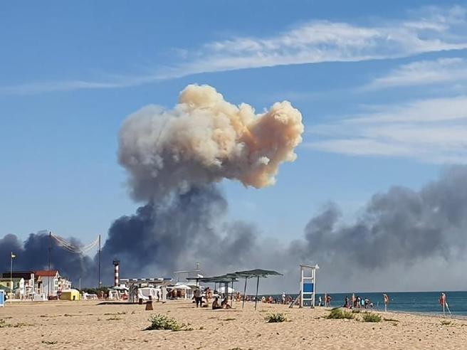Fumo sulla base militare russa vicino Novofedorivka, in Crimea (Ap)