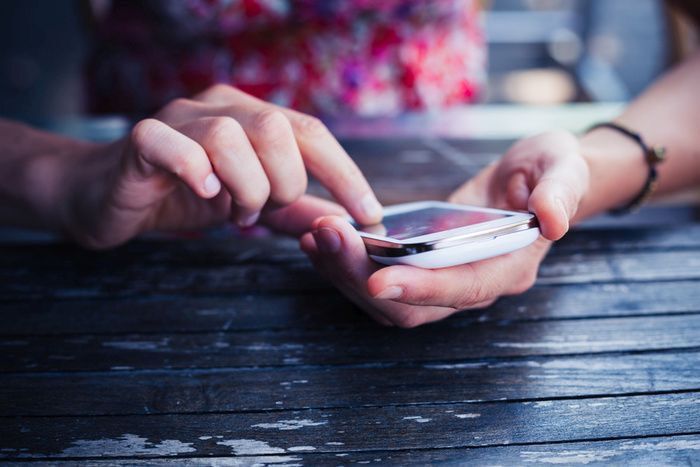 Perché ci piace litigare sui social media? Lo studio su Nature: 500 milioni di commenti in 34 anni