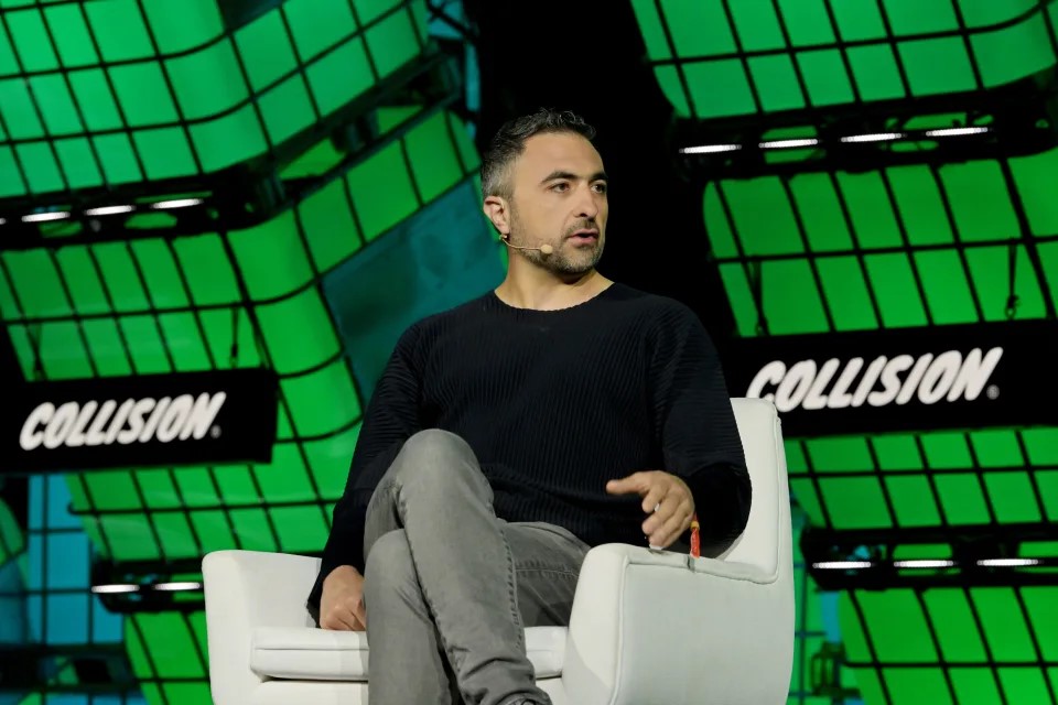 Microsoft chiama Mustafa Suleyman: ecco chi è il capo dei prodotti IA (che è scappato da DeepMind)