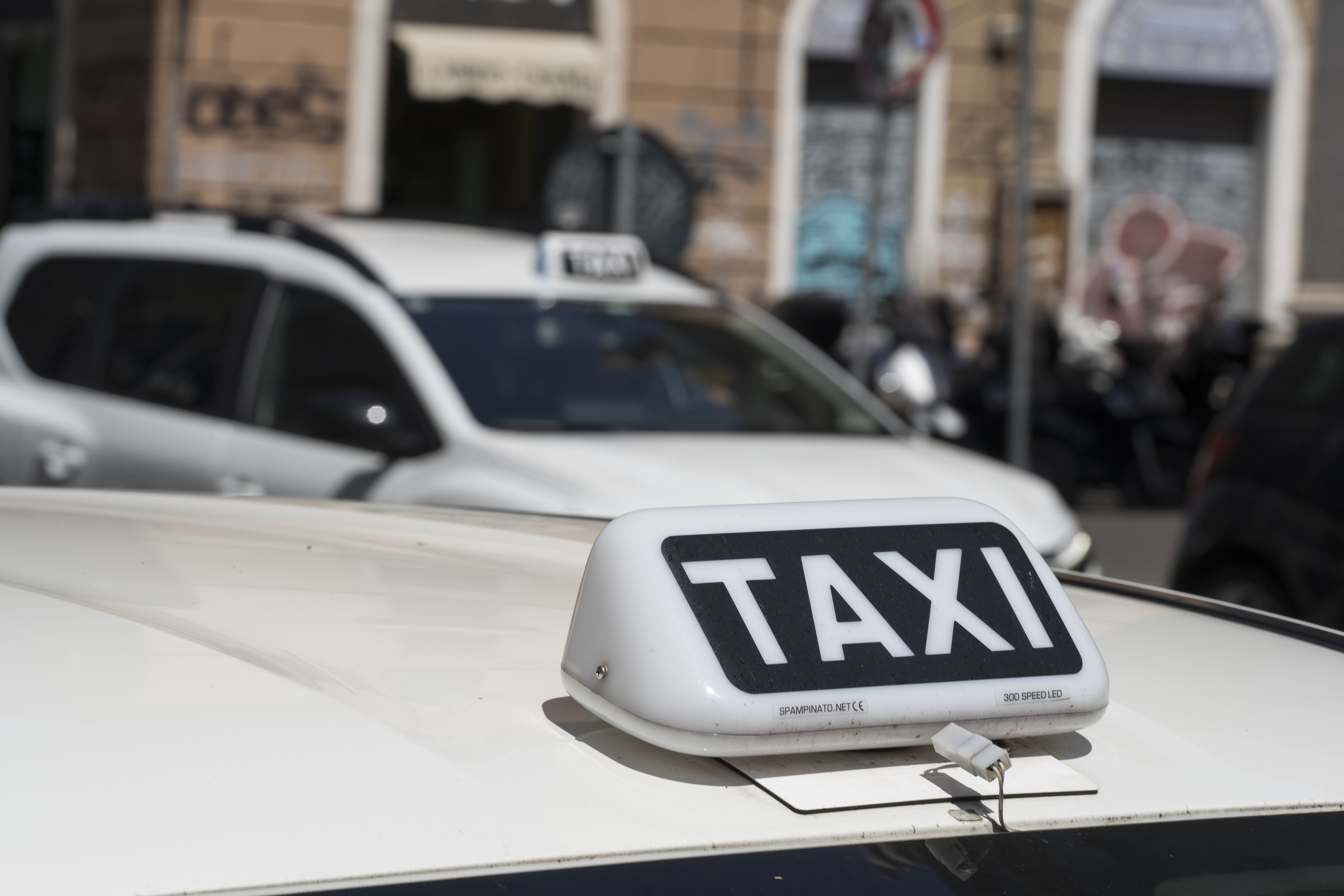 TAXI TASSISTA TASSISTI - L'ANTITRUST RICHIAMA ROMA, MILANO E NAPOLI SUI TAXI - FOTO ARCHIVIO - fotografo: IMAGOECONOMICA