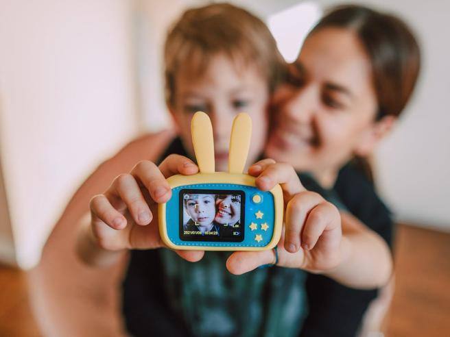 «Sharenting», la proposta di legge per frenare l'abitudine dei genitori di condividere le foto dei figli sui social
