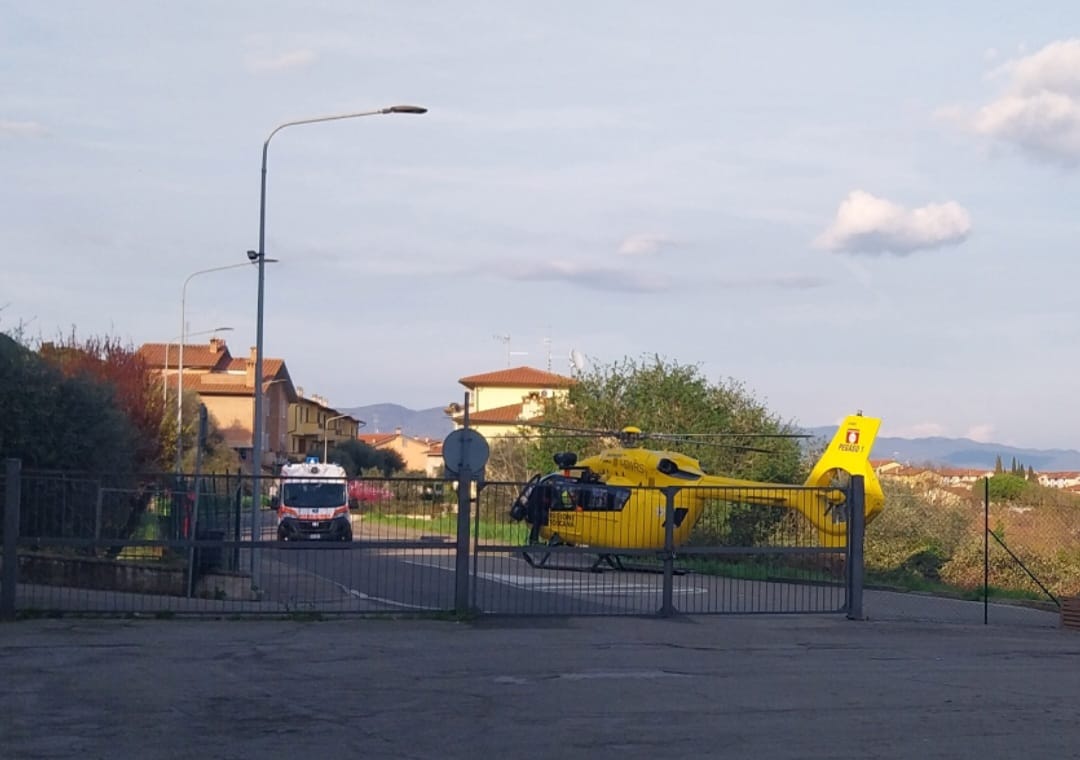 Arezzo, investite due ragazzine di 12 anni all'uscita da scuola: sono gravi