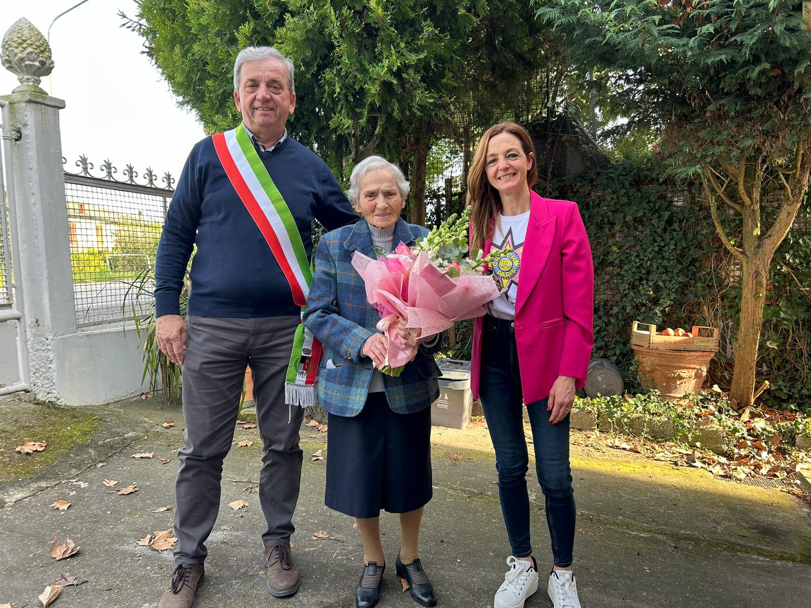 Ferrara, compie 104 anni l'anziana fermata con la patente scaduta: festa a porte chiuse per sfuggire ai giornalisti