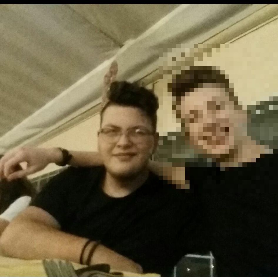 Alessandro, assiste al rally e viene colpito da una ruota volante: muore dieci giorni dopo. Le lacrime del pilota: «Vola in alto»