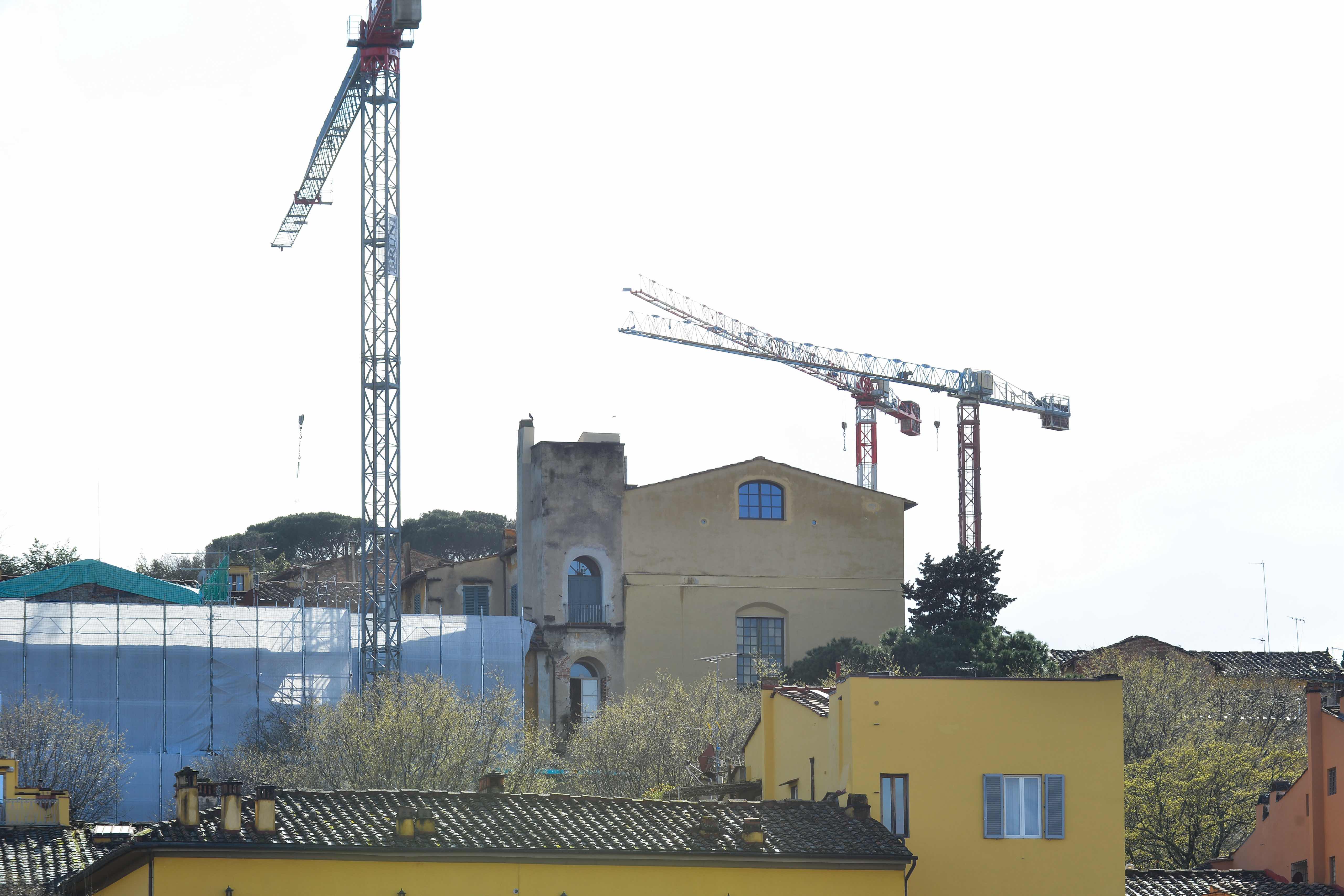 Firenze, piscina sulla collina di Costa Scarpuccia a rischio frana. I