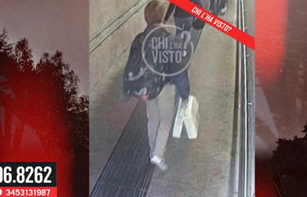 Edoardo Galli ripreso dalle telecamere con un amico: è sceso in stazione Centrale a Milano il giorno in cui sparì