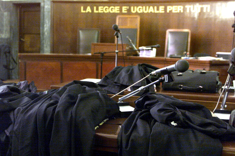 «Mi ha portato da un'esorcista e ho subito più di vent'anni di sfuriate»: ex marito processato a Torino