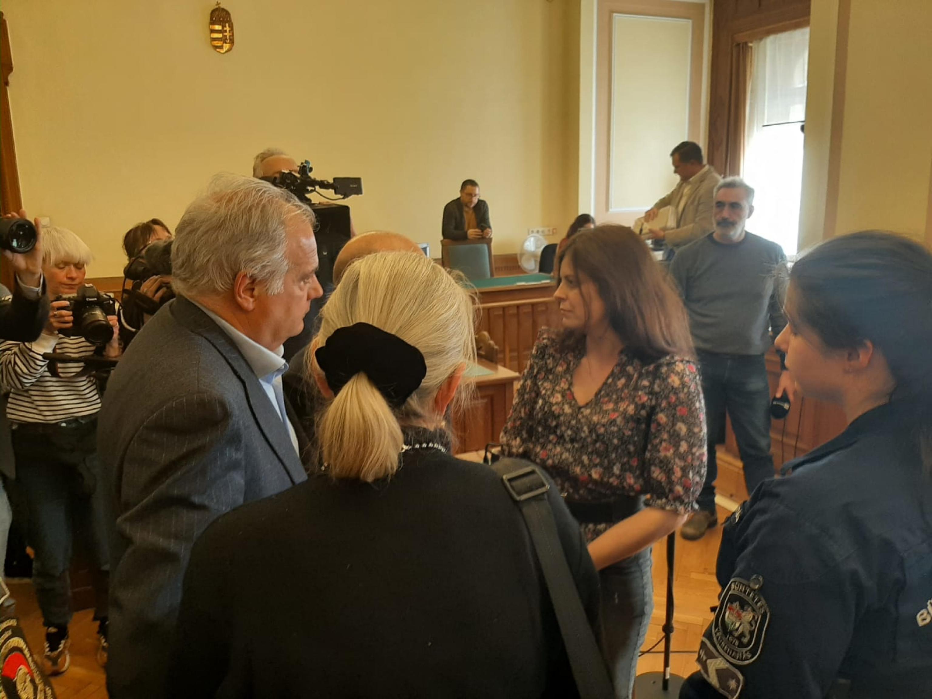 Ilaria Salis, il ricorso in Ungheria e il padre scrive al Quirinale: c’è  disparità di trattamento