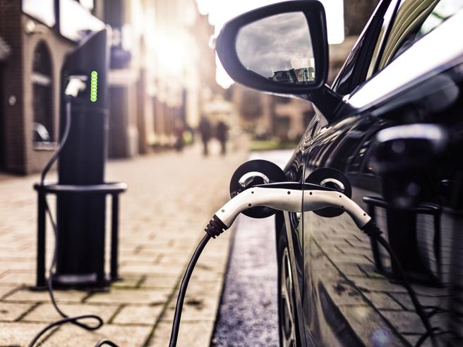 Ecobonus auto, incentivi fino a 13.500 euro: come funziona e a chi spettano