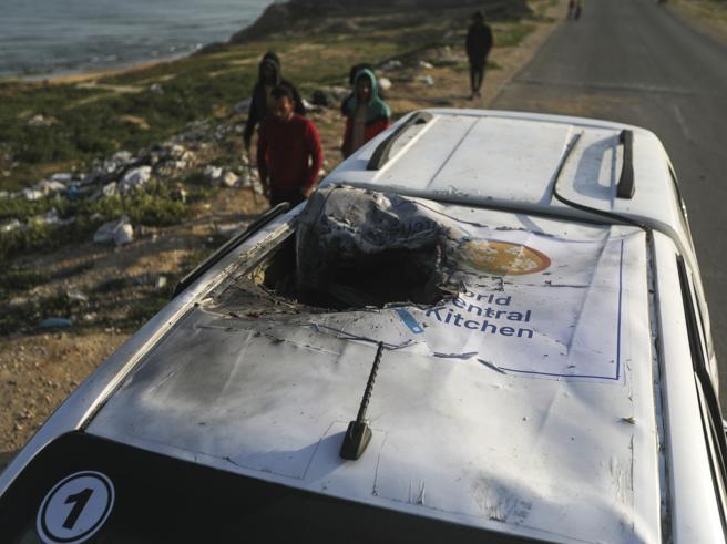 Così Israele ha attaccato il convoglio della Ong: il drone e i dubbi sull’uomo armato