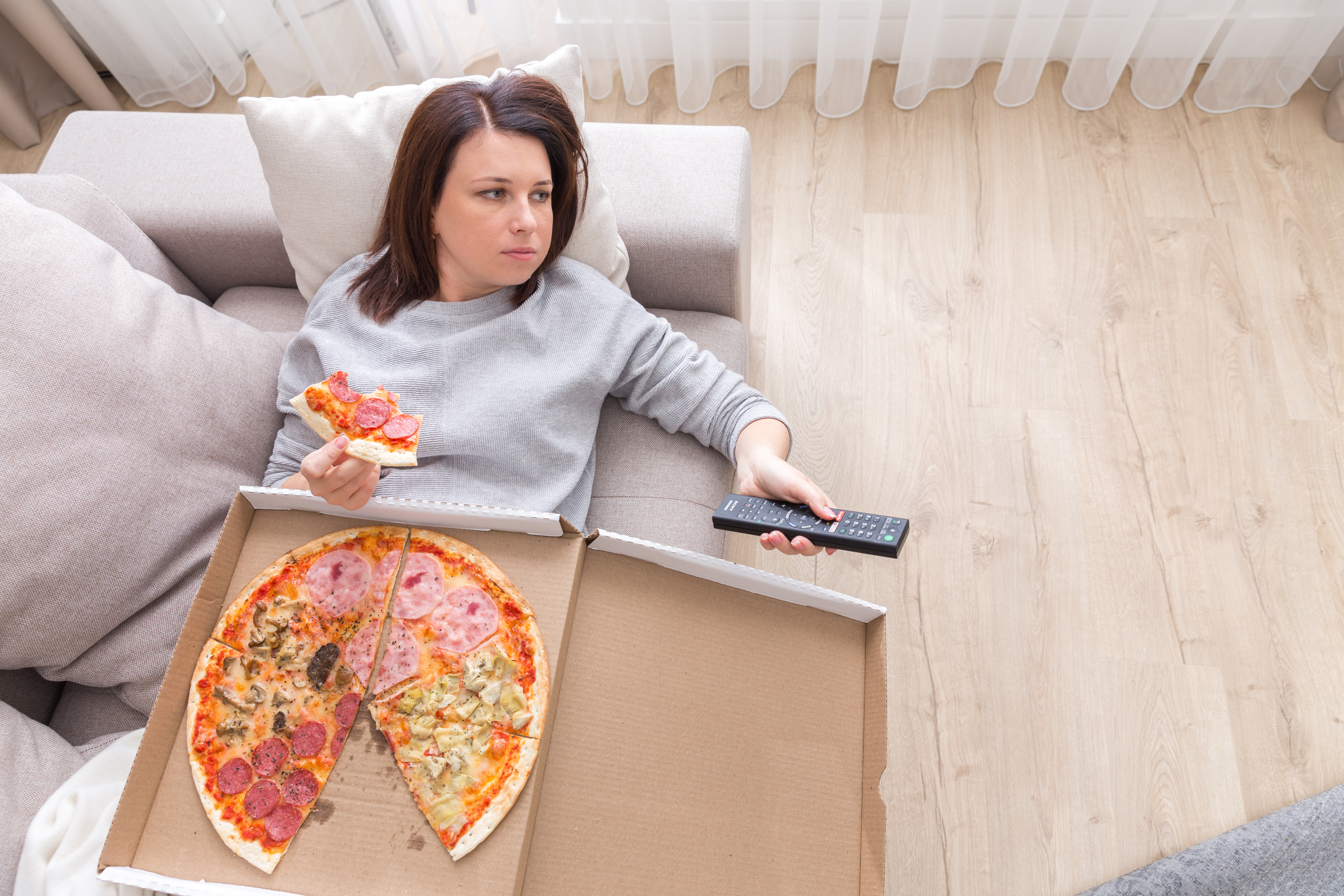 Le donne sole mangiano di più e peggio: come il cervello le spinge verso scelte poco salutari