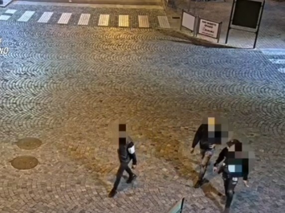 Torino, violenta una 15enne minacciandola con un coltello. Arrestato un 17enne: «Quando bevo non mi controllo più»