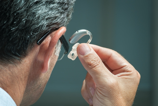 Apparecchi acustici, l’indagine Antitrust: scarsa trasparenza e prezzi elevati (2 mila euro). Ipotesi voucher