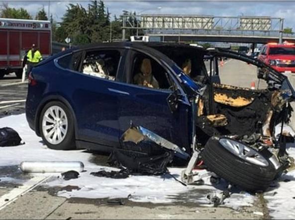 La morte di un ingegnere Apple a bordo di una Tesla (con Autopilot attivo): Musk sceglie il patteggiamento a un giorno dal processo