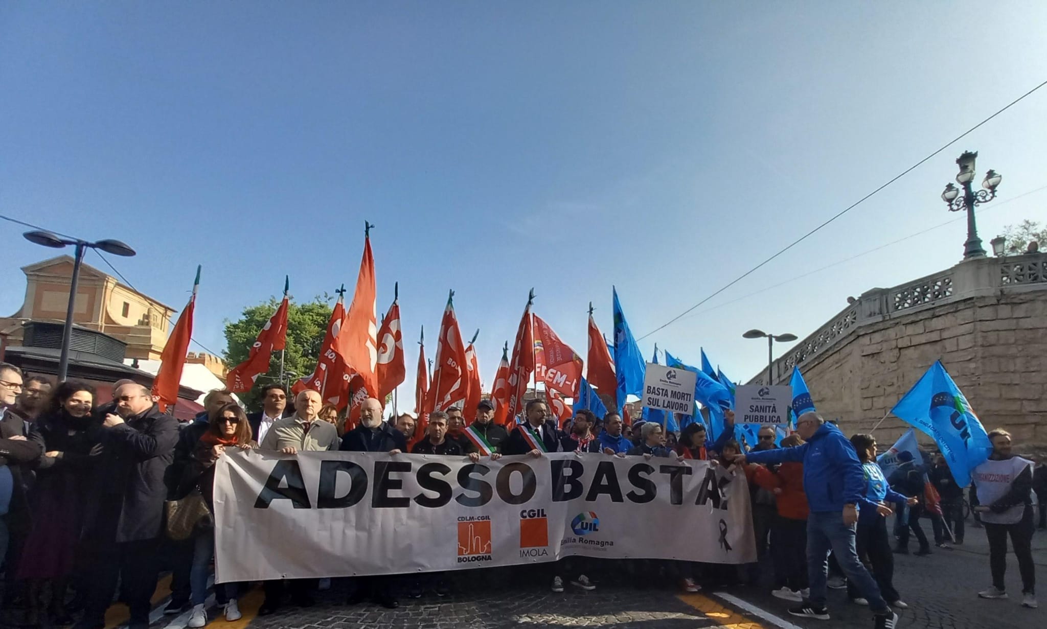 Esplosione a Suviana, trovato un corpo al nono piano sottoterra. Inchiesta per disastro e omicidio colposo. È il giorno dello sciopero