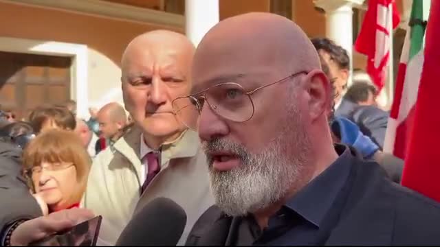 Il presidente della Regione Emilia-Romagna alla manifestazione indetta a Bologna dopo la strage alla centrale di Suviana. «Prima di puntare il dito contro qualcuno, c'è un modello da verificare, anche nelle partecipate dello state accadono di continuo fatti tragici che nel 2024 non dovrebbero mai accadere. Aspettiamo un segnale dal governo».