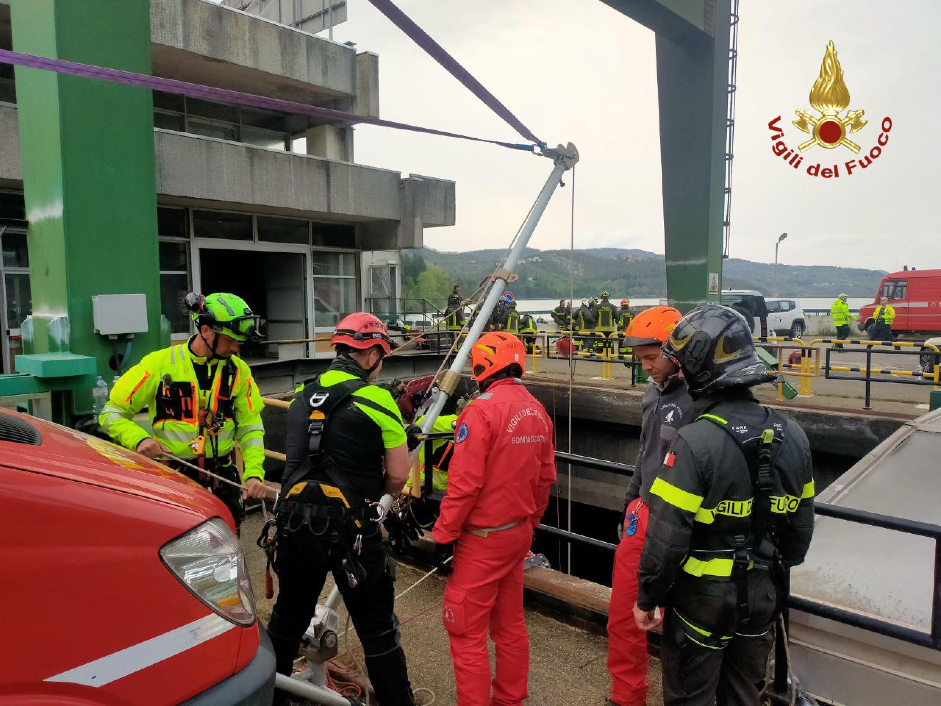I vigili del fuoco durante le operazioni di ricerca dei 4 dispersi, di cui 61 inviati in rinforzo dalle regioni limitrofe, a seguito dell'esplosione nella centrale idroelettrica di Bargi, 10 aprile.  Sul posto team USAR (Urban Search and Rescue), sommozzatori, unità Speleo Alpino Fluviali, squadre ordinarie ed esperti topografi. ANSA/ VIGILI DEL FUOCO ++HO - NO SALES EDITORIAL USE ONLY++