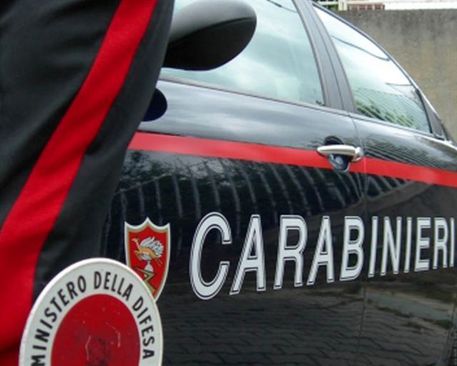 Cuneo, ladri d'appartamento speronano l'auto dei carabinieri dopo il furto: arrestati