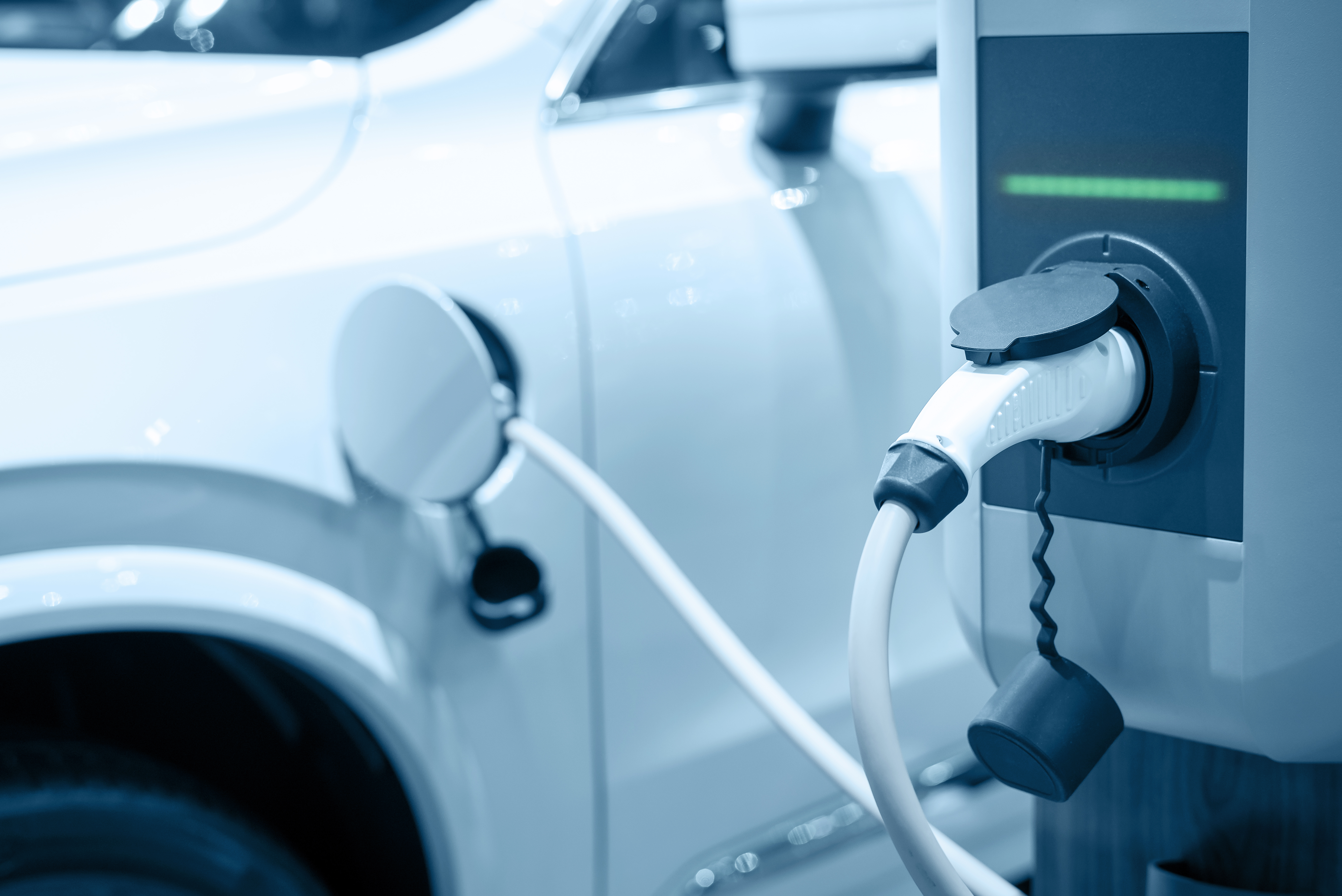 Auto elettriche, aumentano i prezzi per la ricarica: +69% in un anno, ecco perché