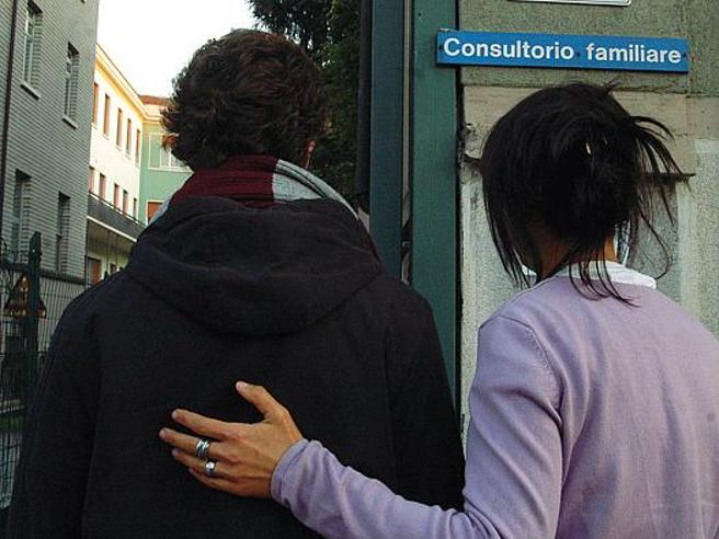 I «pro life» entrano nei consultori, opposizioni all'attacco contro l'emendamento di FdI
