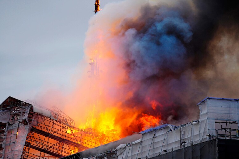Copenaghen, crollata parte dell'edificio della Borsa: incendio esteso a metà del palazzo
