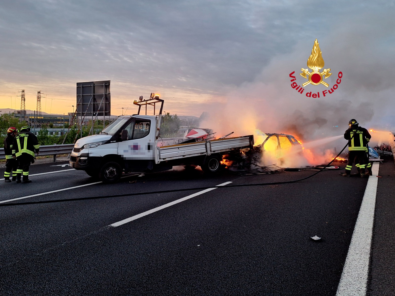 Incidente sull'A1: auto tampona il furgone di Società Autostrade, il conducente scappa