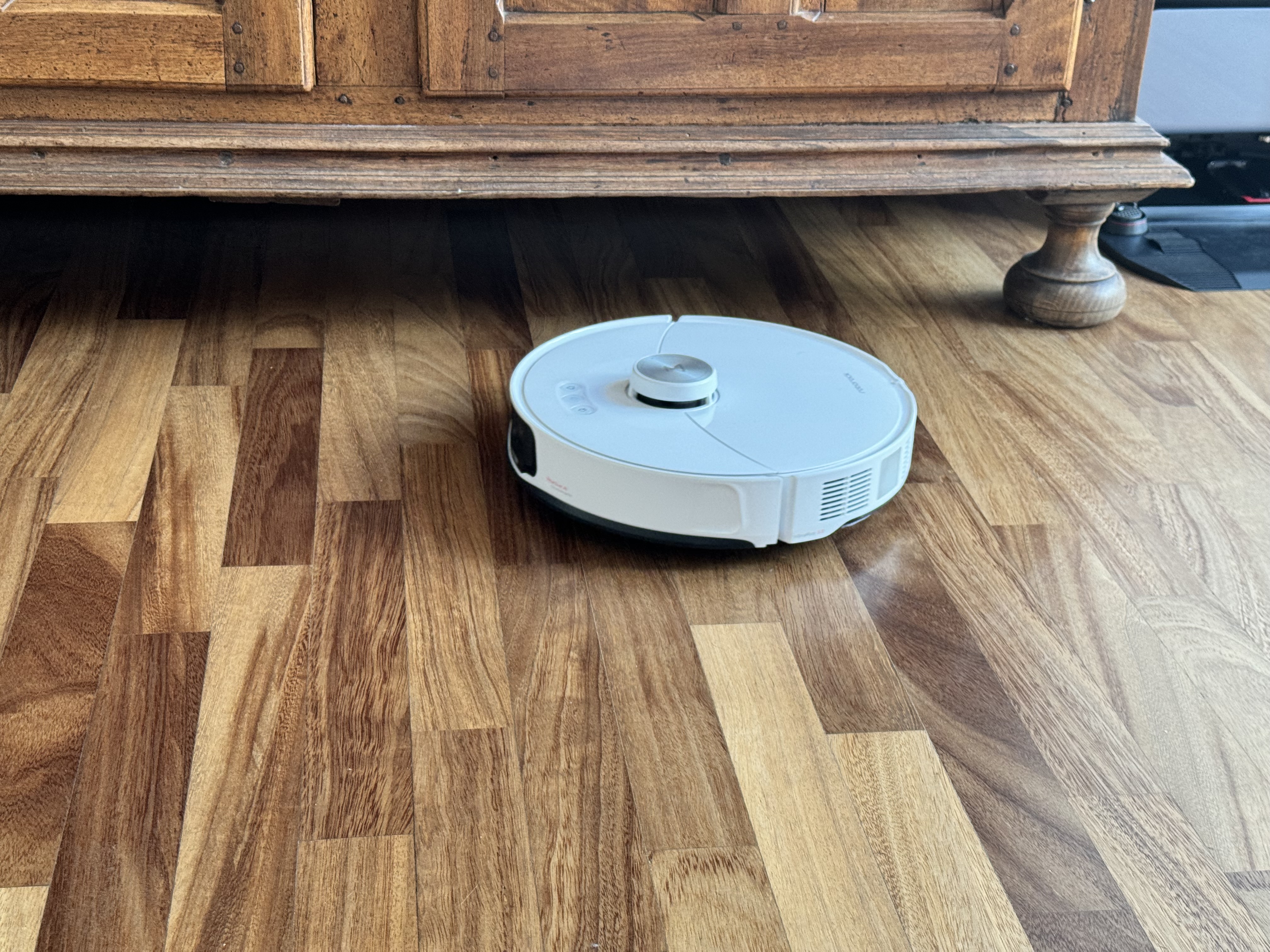 Roborock S8 MaxV Ultra, il robot aspirapolvere più intelligente: con l'AI riconosce gli oggetti (e pulisce negli angoli)