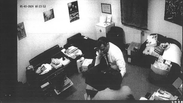 Avellino, quando il sindaco portò via il pc dal Comune: le immagini delle telecamere contenute nell'ordinanza