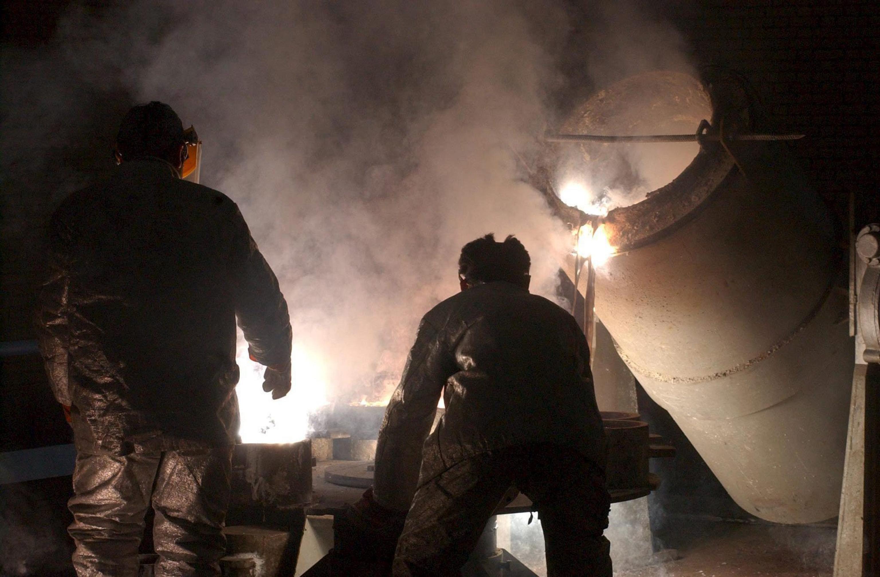 20050808 - ROMA - CRO - NUCLEARE: IRAN, ISPETTORI AIEA SONO GIUNTI IMPIANTO ISFAHAN. INSTALLERANNO APPARECCHI SORVEGLIANZA E RIMUOVERANNO SIGILLI - Due tecnici nei pressi del complesso per l'arricchimento dell'uranio di Isfahan, in un'immagine d'archivio del 30 marzo scorso. Gli ispettori dell'Agenzia internazionale per l'energia atomica (Aiea) sono arrivati oggi in un impianto di conversione dell'uranio di Isfahan,  dove installeranno telecamere di sorveglianza e assisteranno alla rimozione dei sigilli in vista della ripresa delle attivita' del centro annunciata nei giorni scorsi dal governo di Teheran.         ANSA-ARCHIVIO/ I54