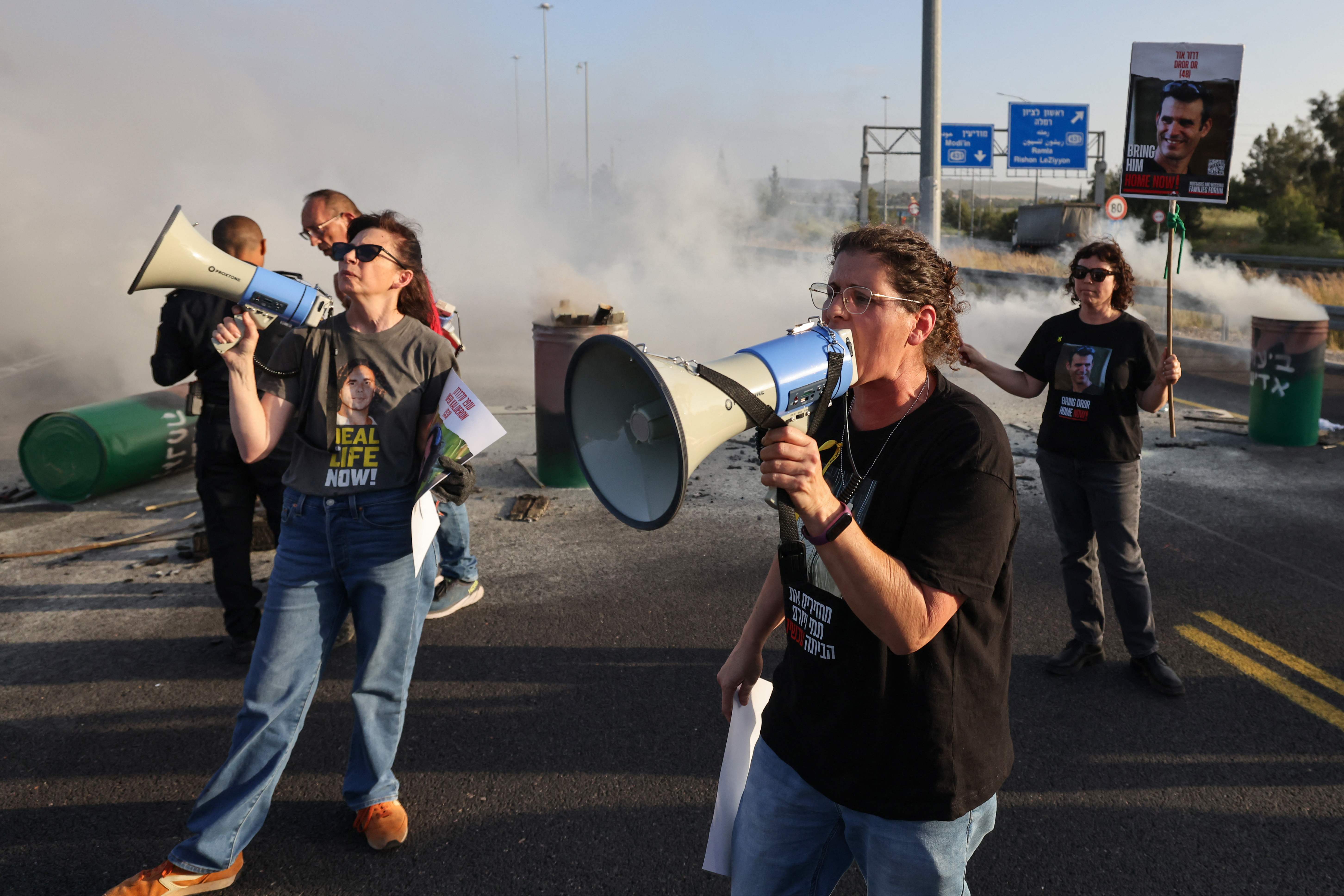 I parenti degli ostaggi israeliani nelle mani di Hamas protestano e bloccano l'autostrada tra Gerusalemme e Tel Aviv