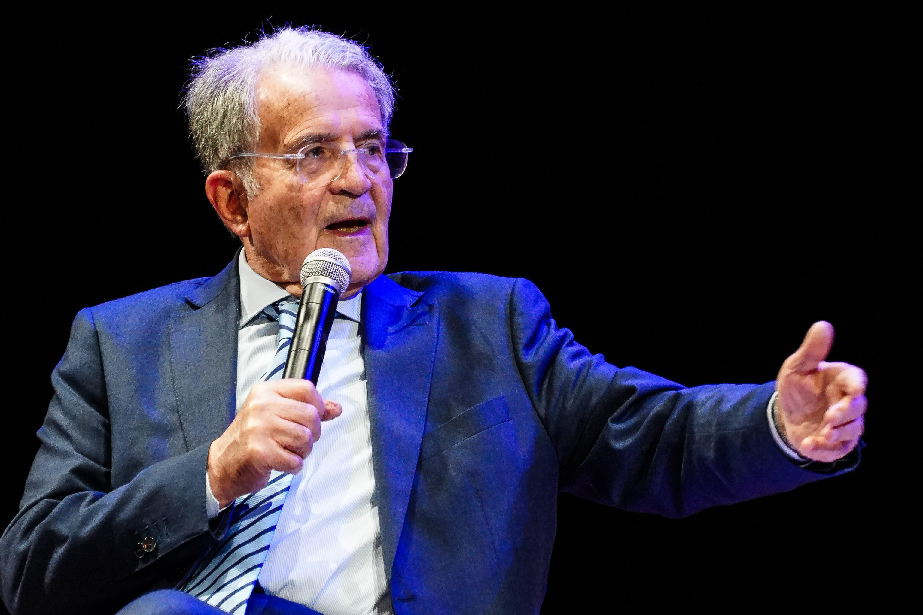 Schlein si candida e divide il Pd. L’attacco di Prodi e Conte