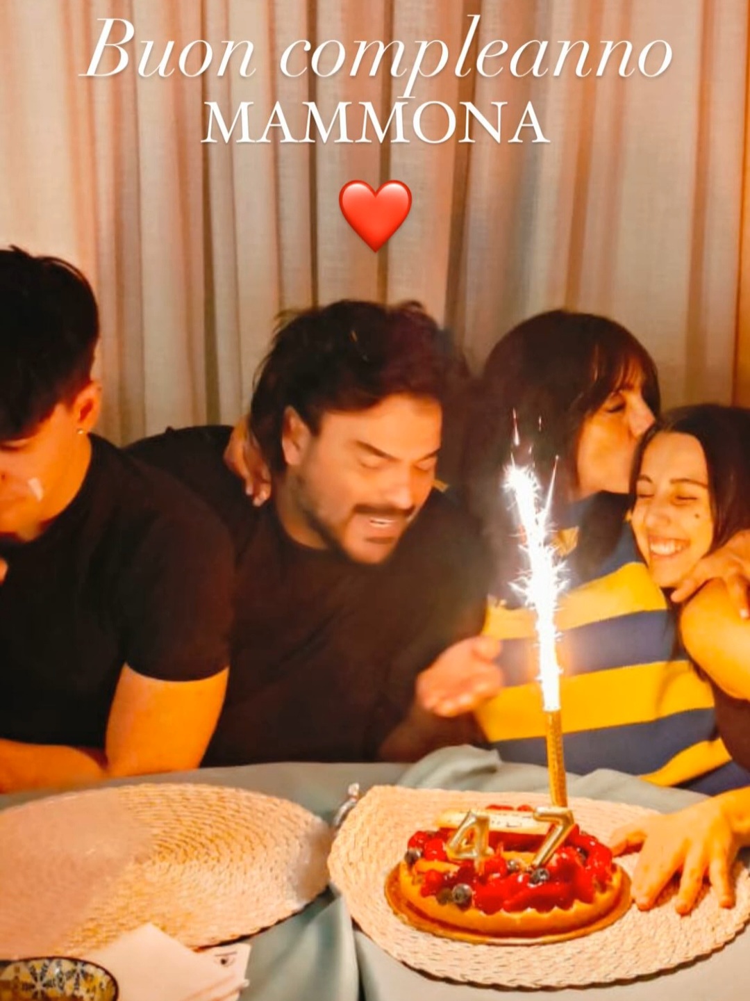 Ambra Angiolini compie 47 anni, la festa in famiglia con i figli e Francesco Renga