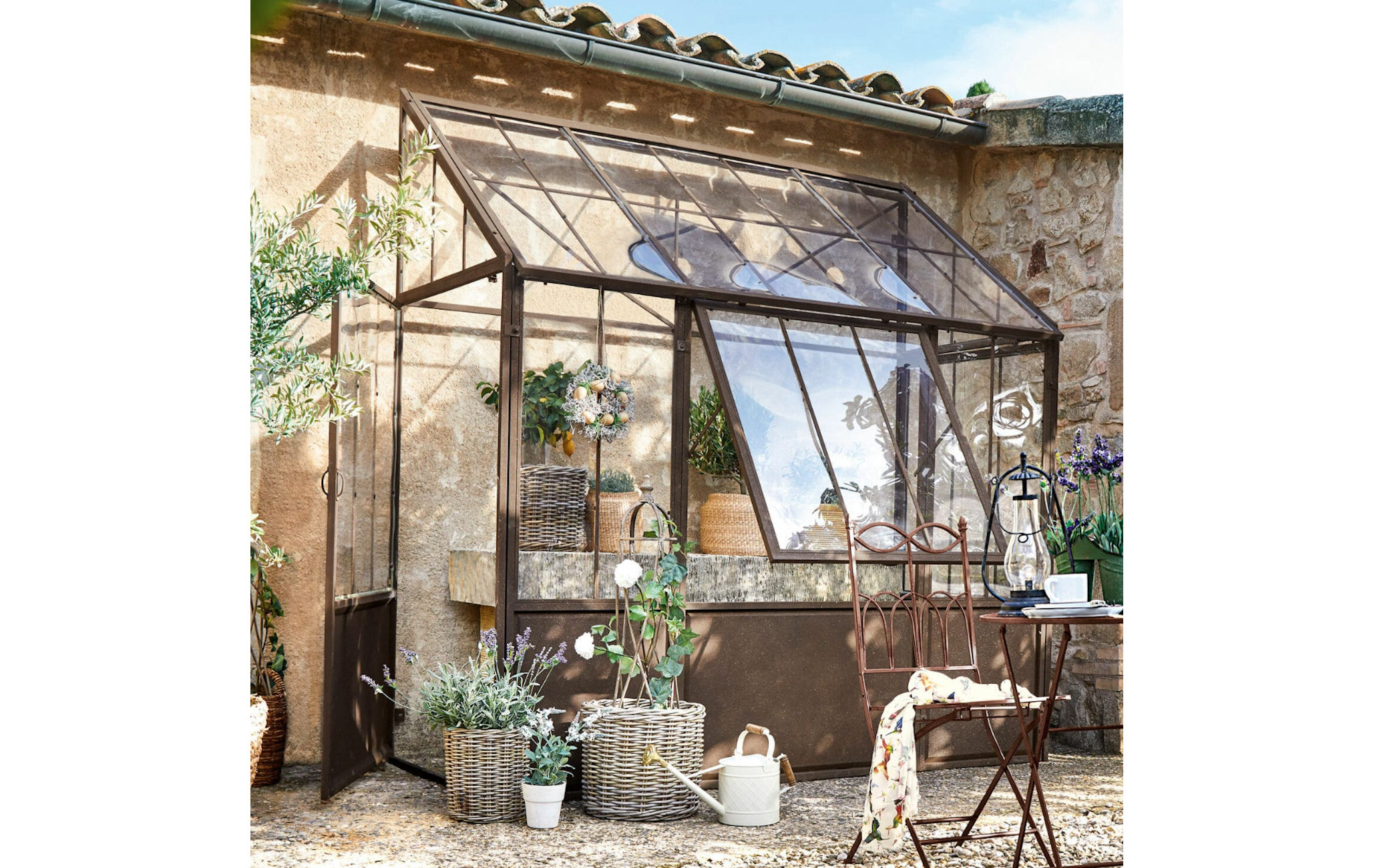 
                                    
                                Come arredare il terrazzo in primavera ed estate, tra arredamento e piante