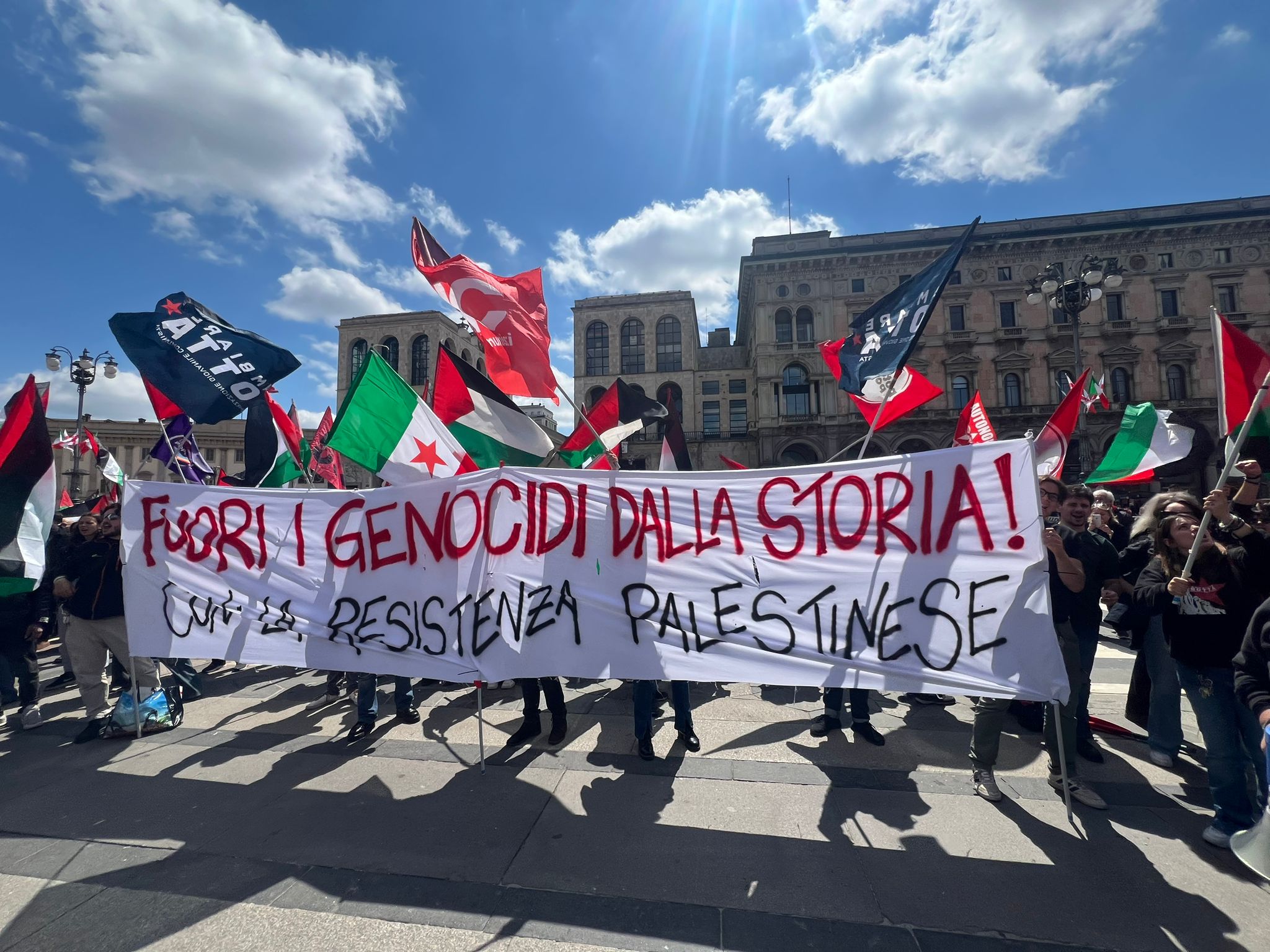Milano, corteo per il 25 Aprile: in piazza Duomo centinaia di manifestanti pro Palestina, si temono contestazioni