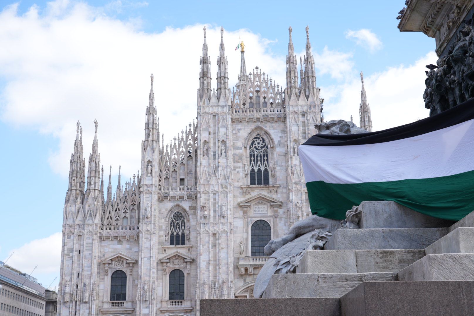 Milano, corteo per il 25 Aprile: in piazza Duomo centinaia di manifestanti pro Palestina, si temono contestazioni