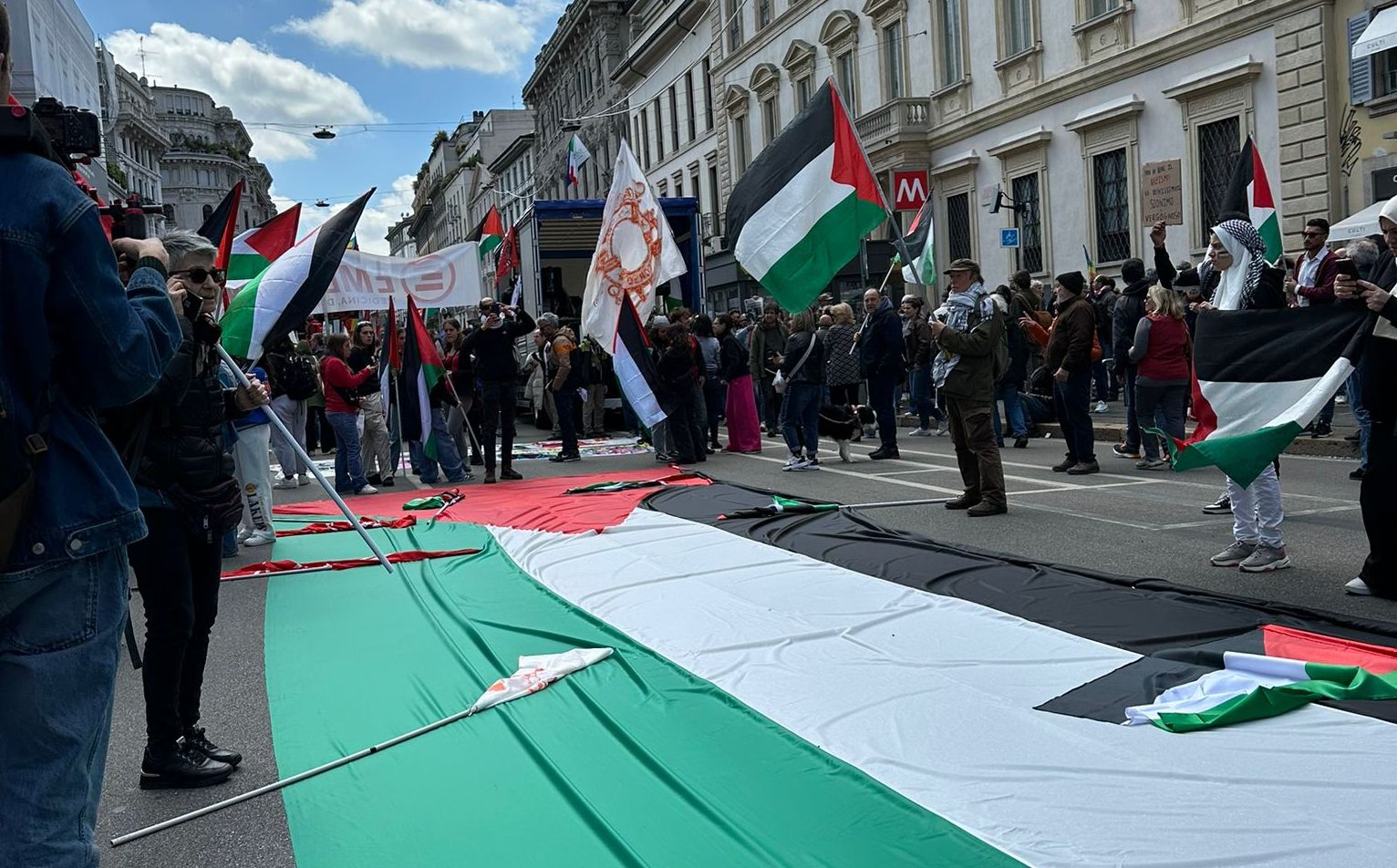 Milano, corteo per il 25 Aprile: in piazza Duomo centinaia di manifestanti pro Palestina, si temono contestazioni
