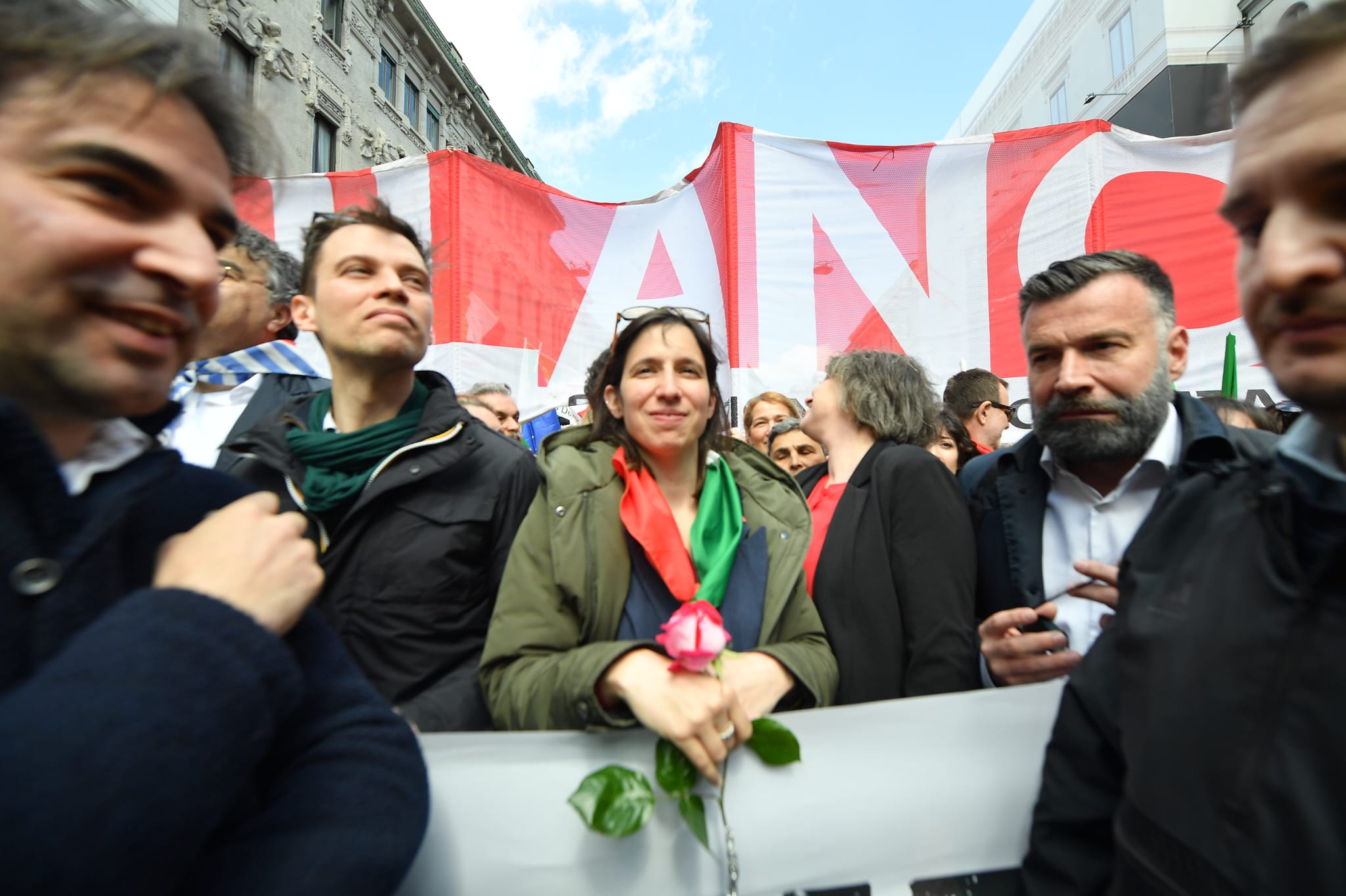 Milano, corteo per il 25 Aprile: in piazza Duomo centinaia di manifestanti pro Palestina, si temono contestazioni