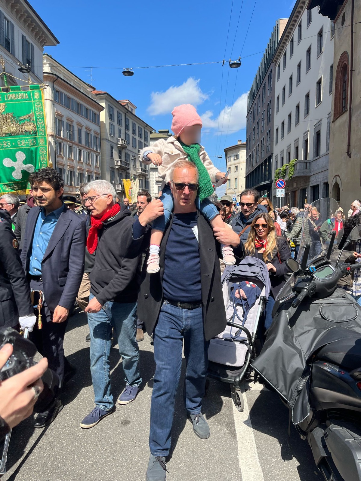 Milano, corteo per il 25 Aprile: in piazza Duomo centinaia di manifestanti pro Palestina, si temono contestazioni