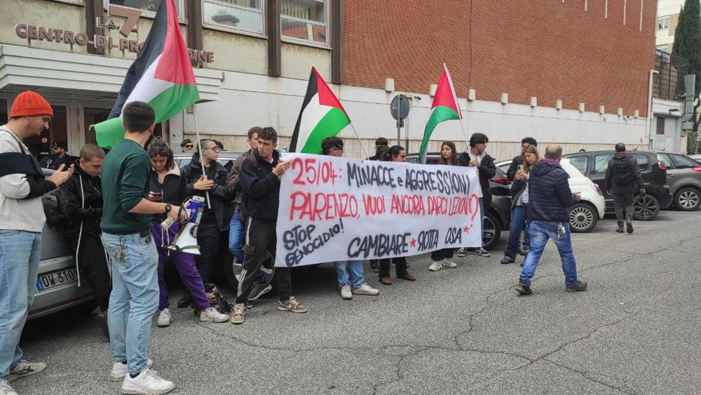 Roma, 25 Aprile: protesta pro-Palestina davanti alla sede de La7. Slogan contro Parenzo. E lui: «Aperto al confronto»
