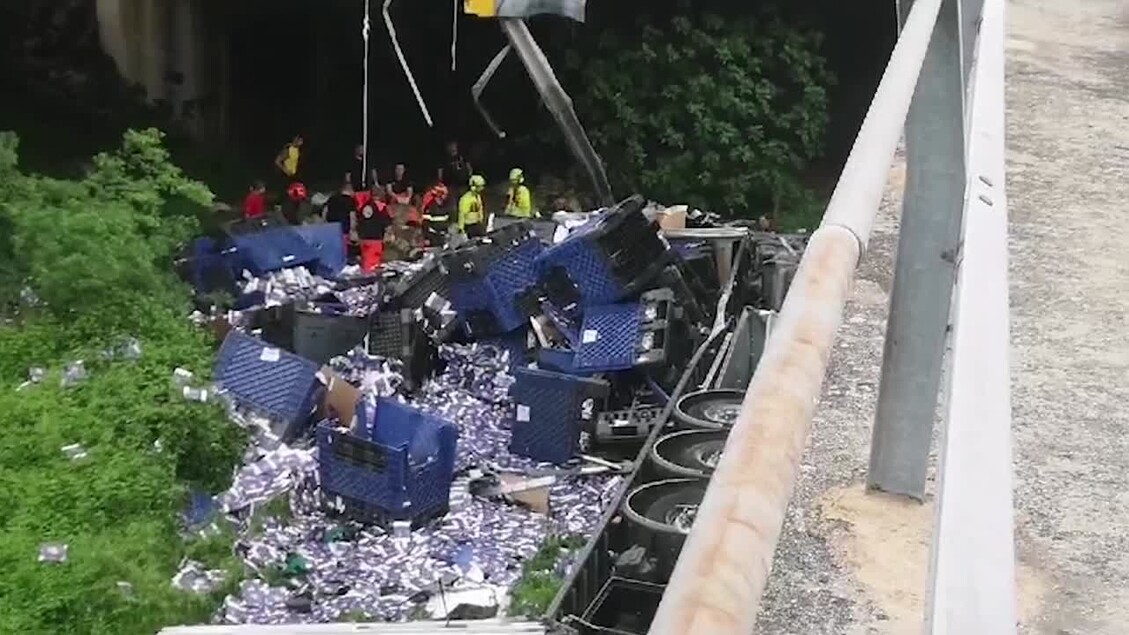 Avellino, tir precipita dal viadotto: due feriti