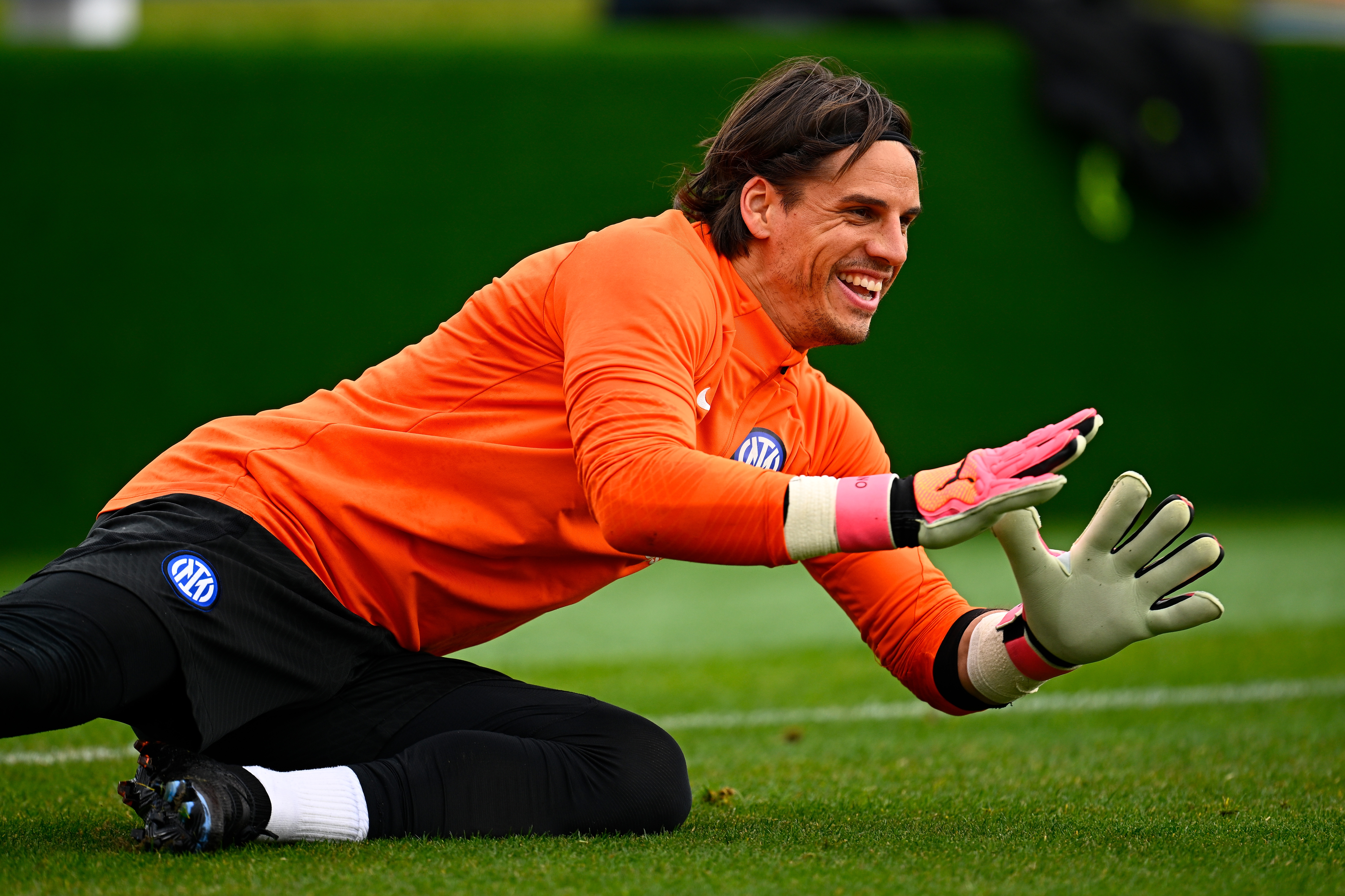 COMO, ITALY - APRIL 26: Yann Sommer of FC Internazionale in action during the FC Internazionale training session at the club's training ground Suning Training Center at Appiano Gentile on April 26, 2024 in Como, Italy.  (Photo by Mattia Ozbot - Inter/Inter via Getty Images)