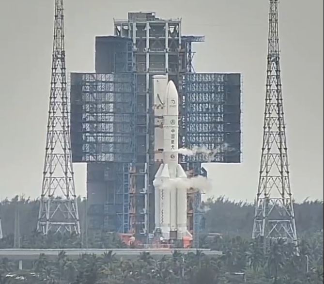 La Cina lancia la missione Chang'e 6 verso la Luna: porterà sulla Terra due chili di campioni presi sul lato nascosto