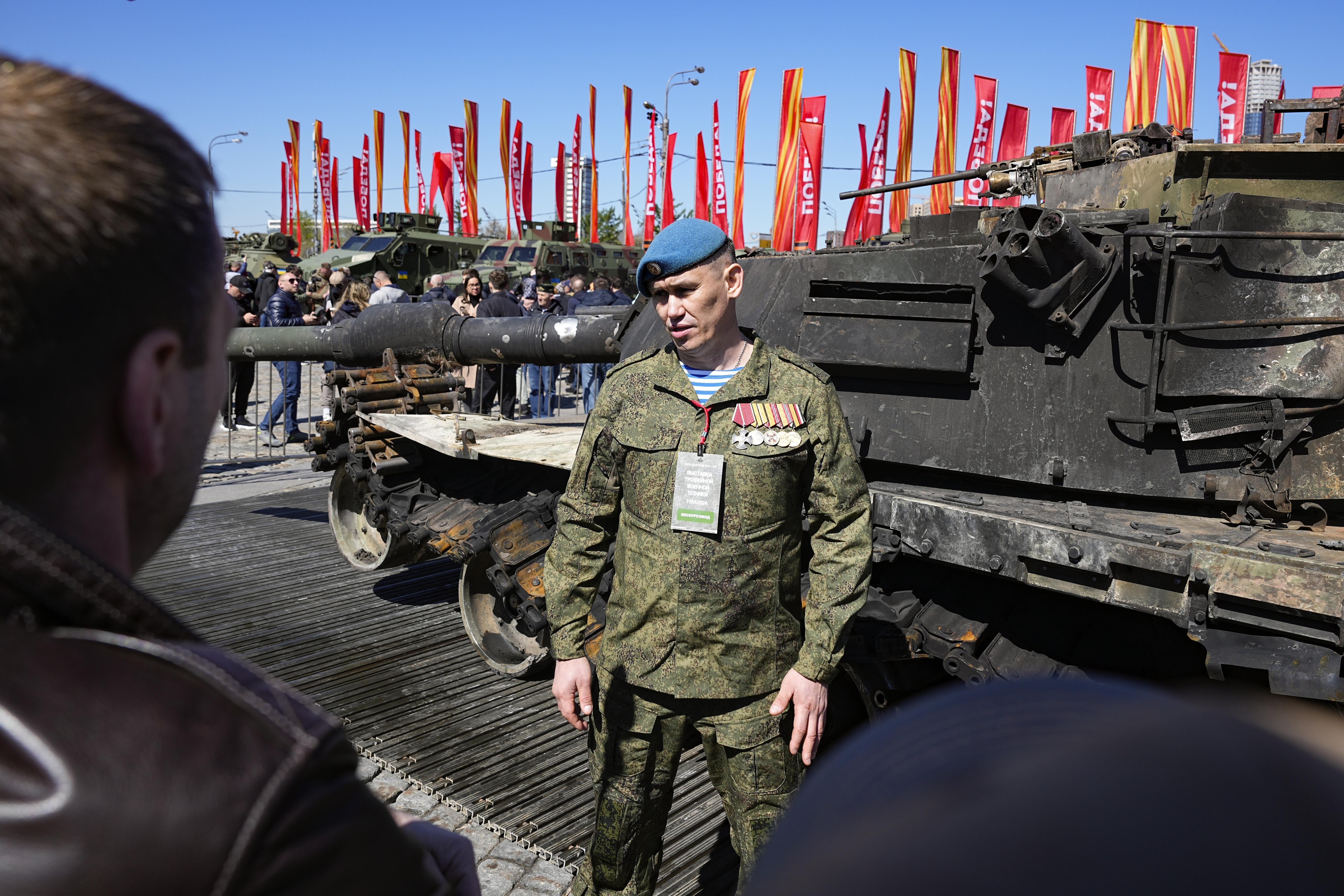 A Russian officer, speaks to foreign military attaches standing at a U.S.-made M1 Abrams tank during their visit an exhibition of Western military equipment captured from Kyiv forces during the fighting in Ukraine, in Moscow on Friday, May 3, 2024. The exhibit organized by the Russian Defense Ministry features more than 30 pieces of Western-made heavy equipment, including a U.S.-made M1 Abrams tank and a Bradley armored fighting vehicle. (AP Photo/Alexander Zemlianichenko)     Associated Press / LaPresse Only italy and Spain