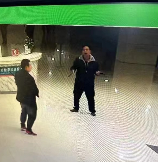 Cina, attacco in un ospedale: un uomo accoltella decine di persone. Almeno due morti e 23 feriti